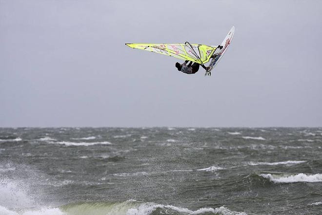 Victor stalls a forward loop - Sylt 2008 ©  John Carter / PWA http://www.pwaworldtour.com
